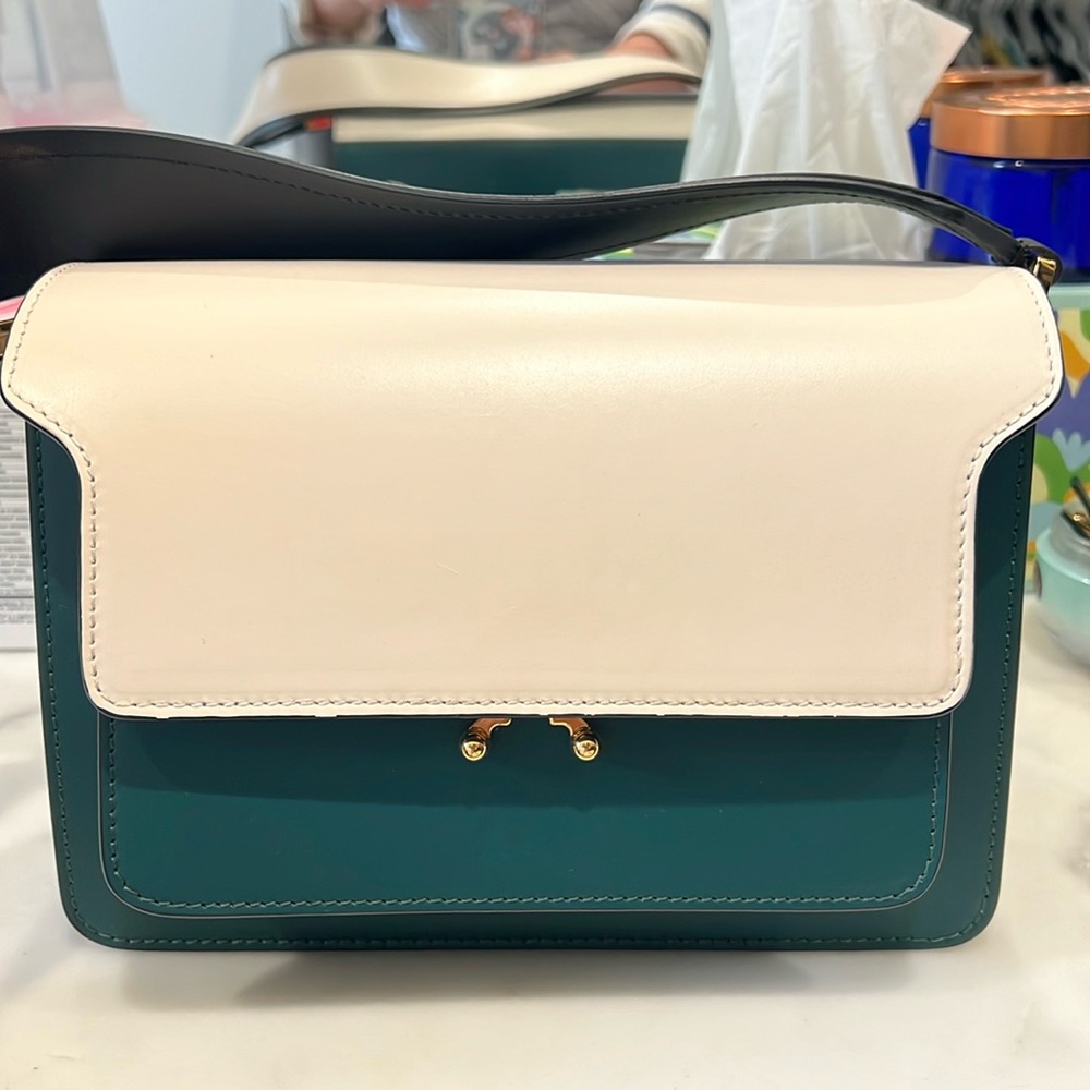 Elegant Cream and Green Shoulder Bag with Structured Design